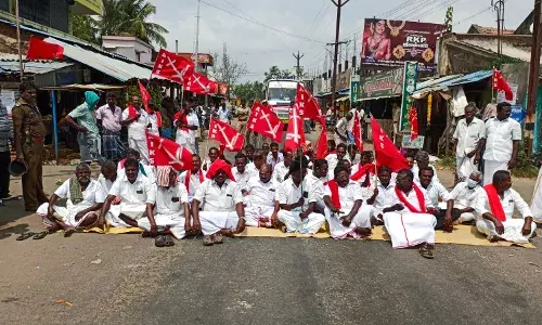 திருத்துறைப்பூண்டியில் நிவாரணம் வழங்காததை கண்டித்து சாலை மறியல்