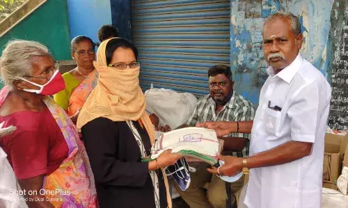 மீஞ்சூர் ரேஷன் கடையில் இலவச வேட்டி சேலை வழங்கல் மீஞ்சூர் ரேஷன் கடையில் இலவச வேட்டி சேலை வழங்கல்