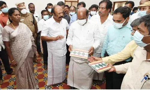 கீழடியில் கட்டப்படும் பணியினை  அமைச்சர்கள் ஆய்வு
