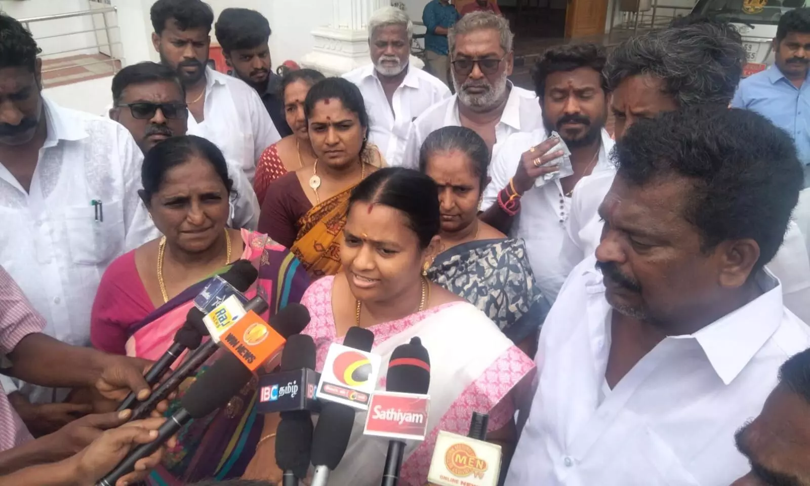 வாக்கு சீட்டுகளை திமுகவினர் கிழித்து விட்டதாக மாவட்ட ஆட்சியரிடம் அதிமுக புகார் வாக்கு சீட்டுகளை திமுகவினர் கிழித்து விட்டதாக மாவட்ட ஆட்சியரிடம் அதிமுக புகார்