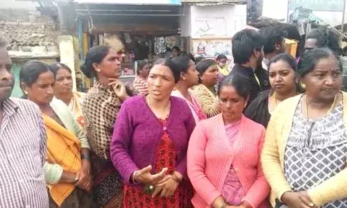 கட்டணமில்லா கழிப்பிடத்திற்கு வீட்டு 50 ரூபாய் பணம் வசுலிப்பதாக புகார் -மக்கள் சாலைமறியல்