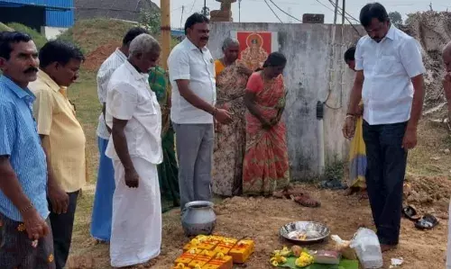 மாவட்ட கவுன்சிலர் நிதியில் காரியமேடை பூமி பூஜை ;