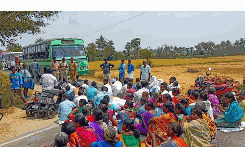 வெம்பாக்கம் அருகே நெல்மணிகளை ரோட்டில் கொட்டி விவசாயிகள் சாலை மறியல்