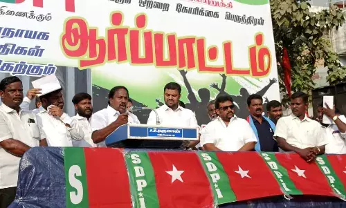 முஸ்லிம் சிறைவாசிகளை விடுதலை செய்ய வலியுறுத்தி எஸ்டிபிஐ கட்சி ஆர்ப்பாட்டம்