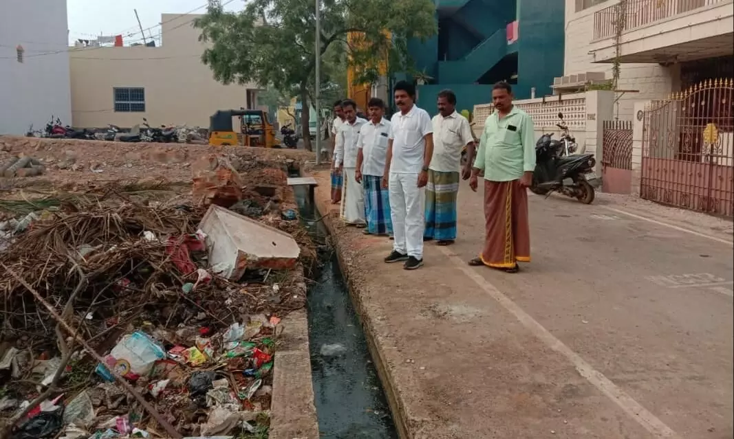 மக்களின் தேவை குறித்து திருவொற்றியூர் 6வது வார்டு கவுன்சிலர் ஆய்வு மக்களின் தேவை குறித்து திருவொற்றியூர் 6வது வார்டு கவுன்சிலர் ஆய்வு