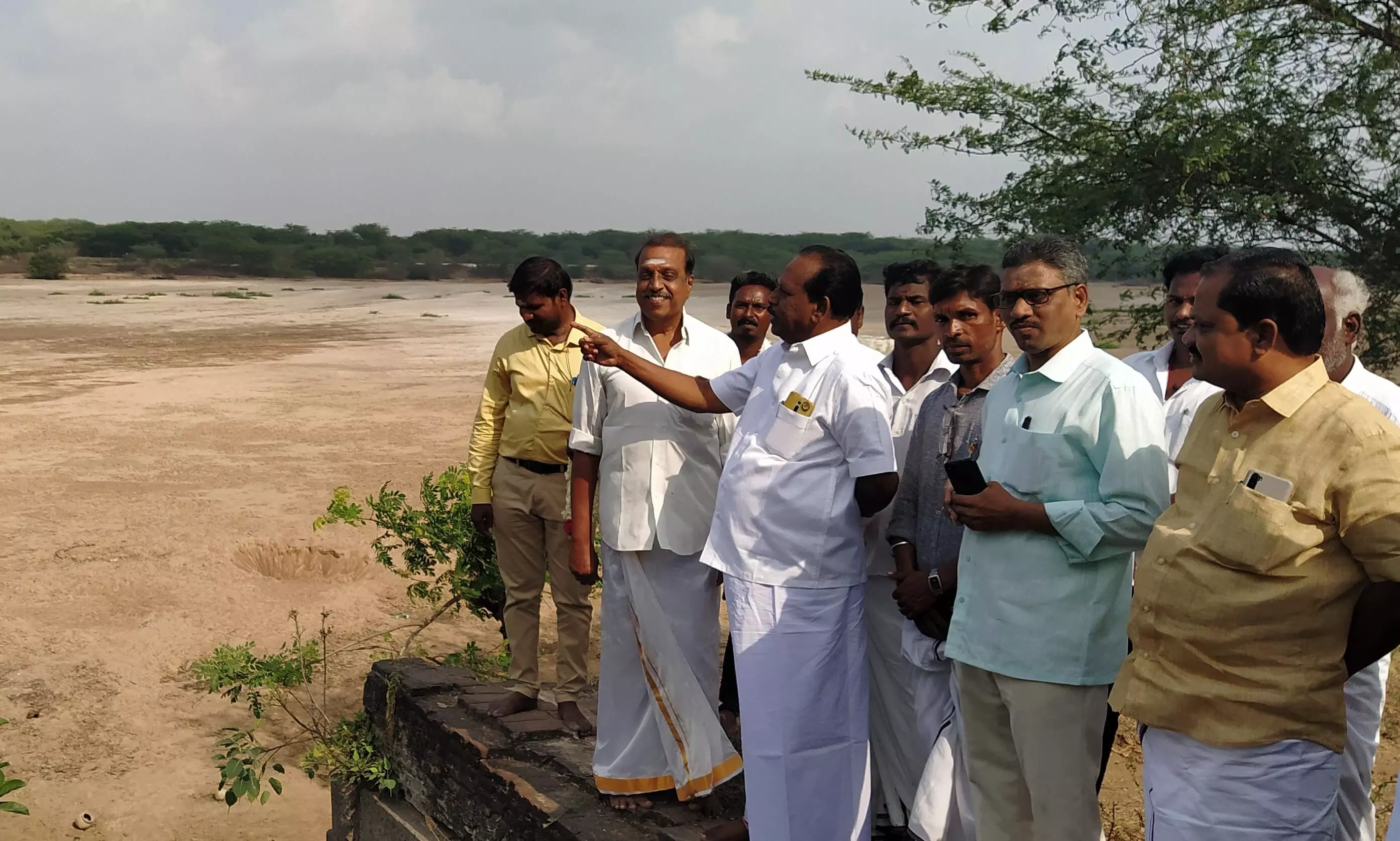 ஆற்று நீர் கிராமங்களுக்குள் புகுந்து விடுவதை தடுக்க சுவர் அமைக்க கோரிக்கை ஆற்று நீர் கிராமங்களுக்குள் புகுந்து விடுவதை தடுக்க சுவர் அமைக்க கோரிக்கை