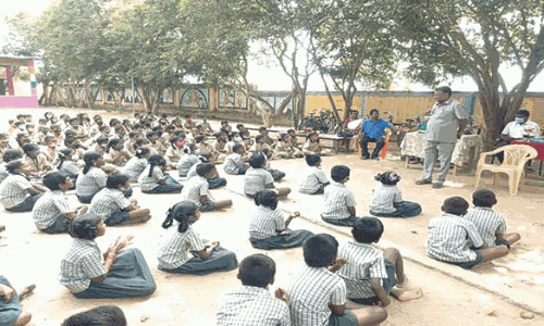 கற்றல் திறன் சுற்றுச்சூழல்  சுகாதாரம்: அரசுப்பள்ளி மாணவர்களுக்கு விழிப்புணர்வு