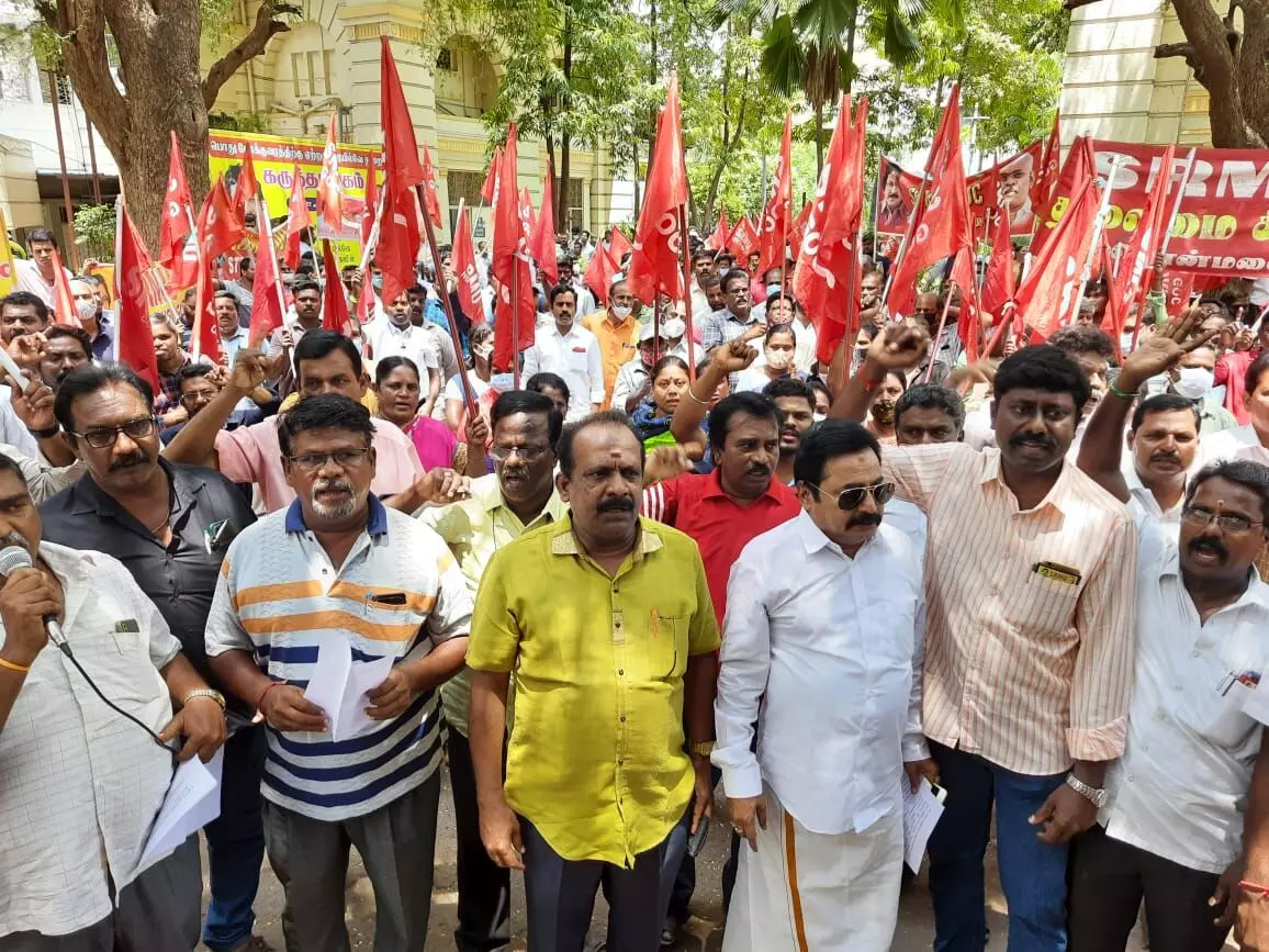 திருச்சியில் எஸ்.ஆர்.எம்.யூ. ரயில்வே தொழிற்சங்கத்தினர் ஆர்ப்பாட்டம் திருச்சியில் எஸ்.ஆர்.எம்.யூ. ரயில்வே தொழிற்சங்கத்தினர் ஆர்ப்பாட்டம்