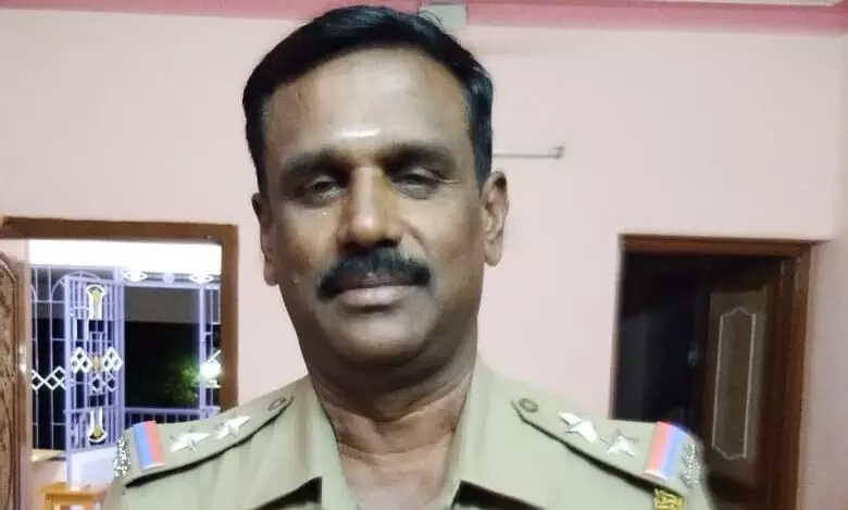 கயத்தார் அருகே விபத்தில் சிறப்பு உதவி ஆய்வாளர் மரணம் கயத்தார் அருகே விபத்தில் சிறப்பு உதவி ஆய்வாளர் மரணம்