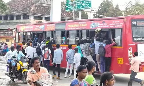 பொது வேலை நிறுத்தத்தால் பஸ்களில் இடம் பிடிக்க பொதுமக்கள் போட்டா போட்டி