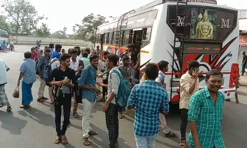 பவானியில் 3 பேருந்துகள் மட்டுமே இயக்கம்: மாணவ மாணவிகள் அவதி