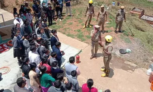 நீலகிரி மாவட்ட தீயணைப்பு துறை சார்பில் பொதுமக்களுக்கு விழிப்புணர்வு