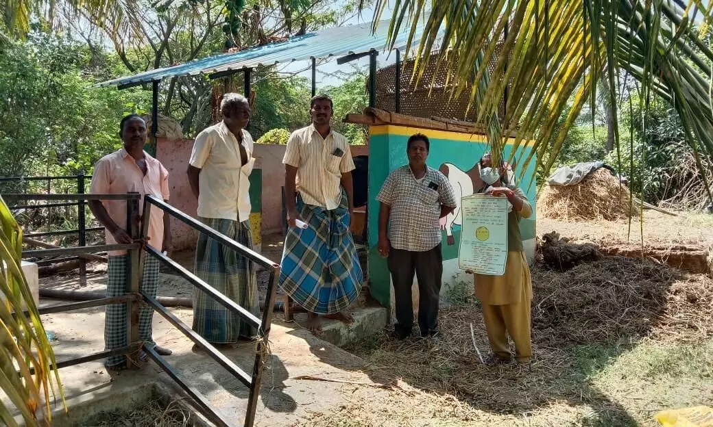 விவசாயிகளுக்கு வேளாண் கருவி குறித்த விழிப்புணர்வு ஏற்படுத்திய மாணவியர் விவசாயிகளுக்கு வேளாண் கருவி குறித்த விழிப்புணர்வு ஏற்படுத்திய மாணவியர்