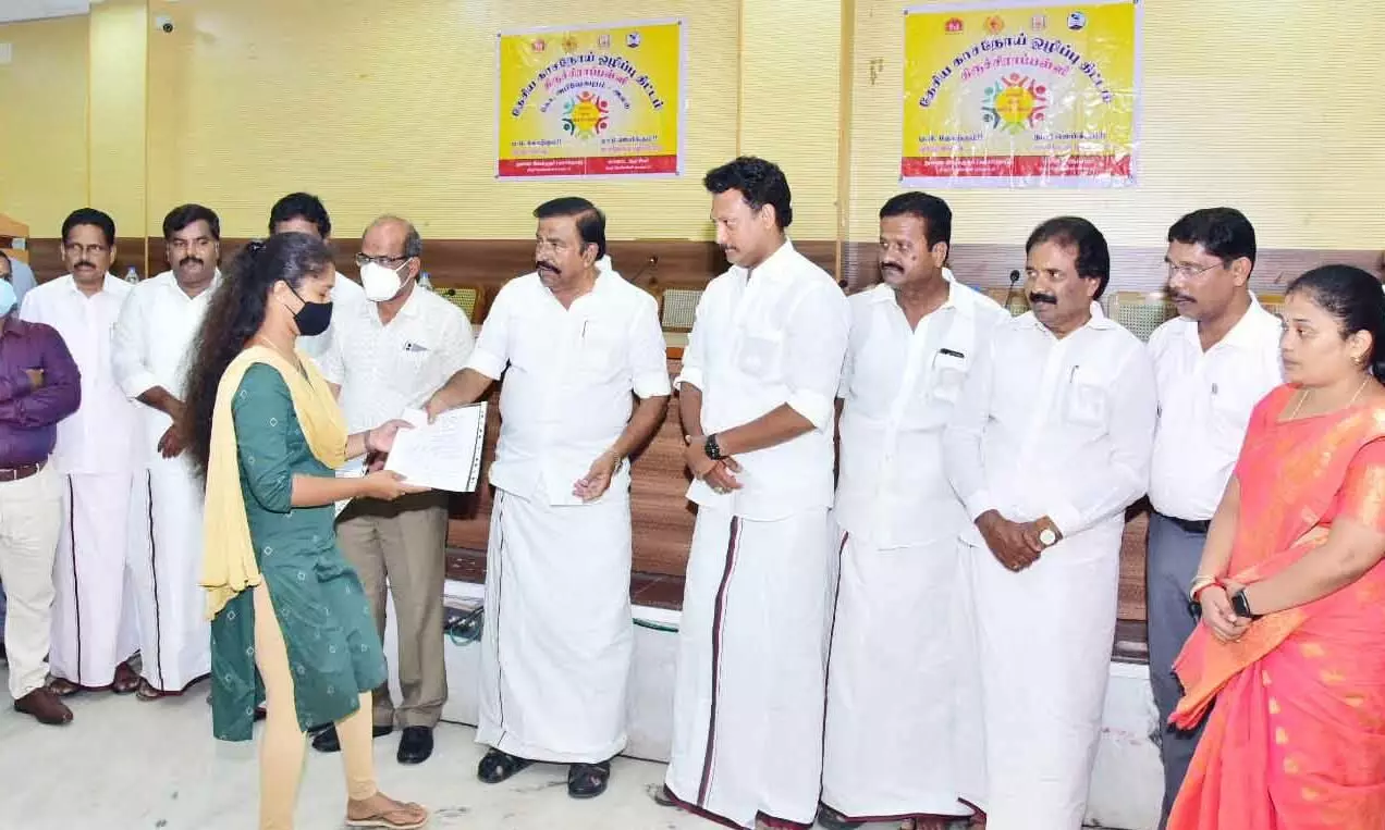 திருச்சியில் டாக்டர்கள் மற்றும் பணியாளர்கள் 31 பேருக்கு பணி நியமன ஆணை திருச்சியில் டாக்டர்கள் மற்றும் பணியாளர்கள் 31 பேருக்கு பணி நியமன ஆணை