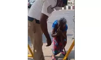 வெறும் காலில் வந்த மூதாட்டி: போக்குவரத்து தலைமை காவலரின் மனிதநேயம்