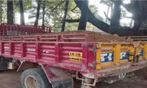 குமரி மாவட்டம் புதுக்கடையில் மண் கடத்திய 2 வாகனங்கள் பறிமுதல்