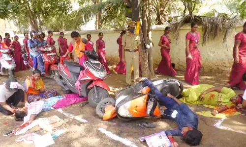 நெல்லையில் நிலைக்காட்சி மூலம் தத்ரூபமாக விழிப்புணர்வு ஏற்படுத்திய மாணவிகள்