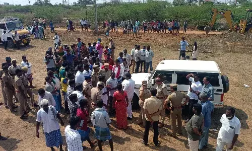 புதுக்கோட்டை அருகே பெண்களை குண்டு கட்டாக தூக்கி கைது செய்த போலீசார்
