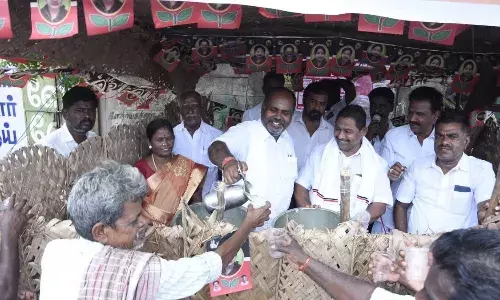 மதுரை அருகே தேனூரில்  அதிமுக சார்பில் நீர் மோர் பந்தல் திறப்பு