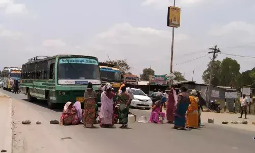அரியலூர் அருகே நூறு நாள் வேலை கேட்டு கிராம மக்கள் சாலை மறியல்