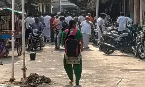 சுயேட்சைக்கு வாக்களித்த அதிமுக கவுன்சிலர்கள்  வீடுகளின் முன் திரண்ட அதிமுகவினர் சுயேட்சைக்கு வாக்களித்த அதிமுக கவுன்சிலர்கள்  வீடுகளின் முன் திரண்ட அதிமுகவினர்