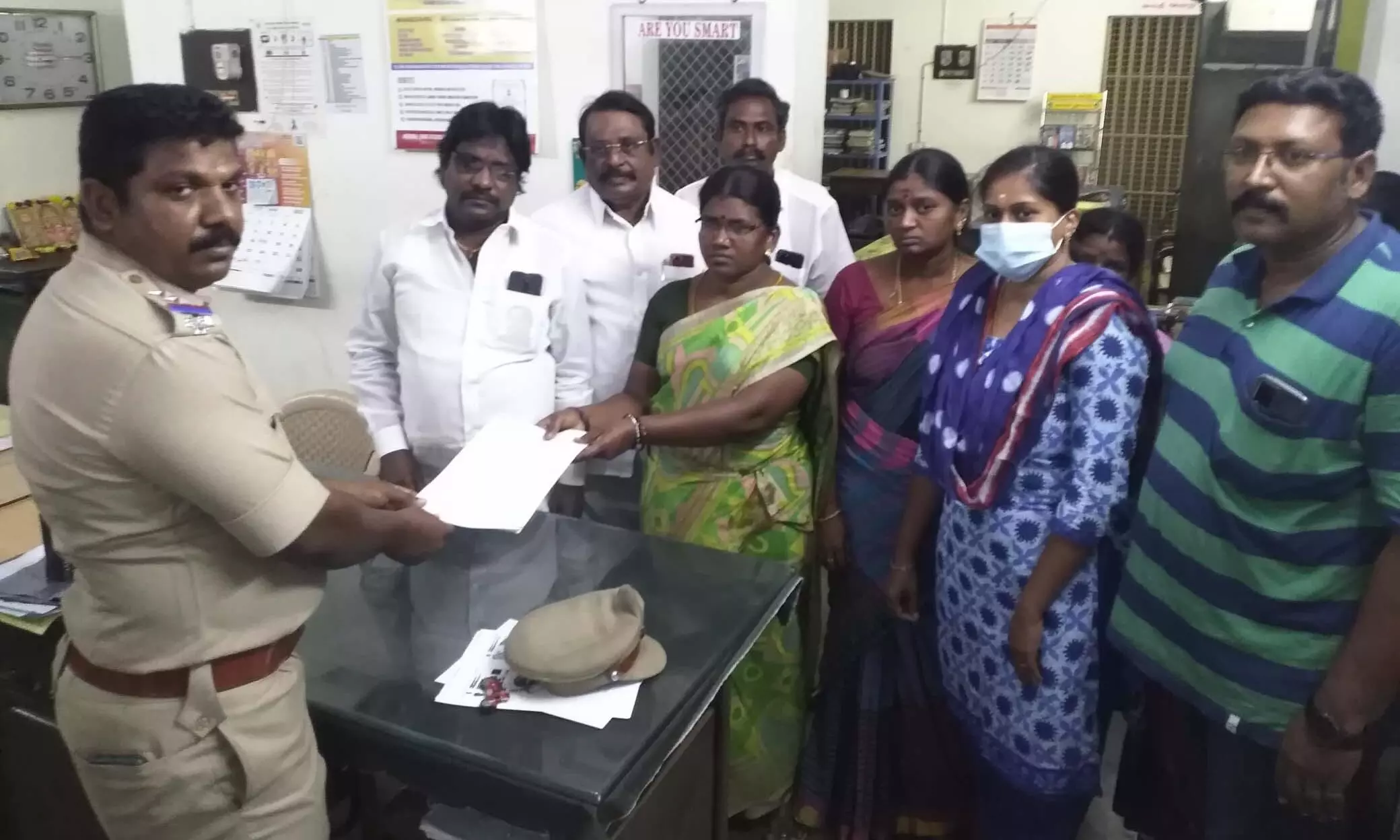 குமாரபாளையத்தில் பரபரப்பு: 3 அதிமுக கவுன்சிலர்கள் போலீசில் புகார் குமாரபாளையத்தில் பரபரப்பு: 3 அதிமுக கவுன்சிலர்கள் போலீசில் புகார்