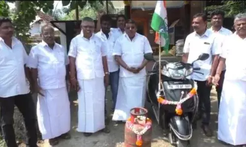தென்காசியில் கேஸ், பெட்ரோல் விலை உயர்வை கண்டித்து காங்கிரசார் நூதன போராட்டம்