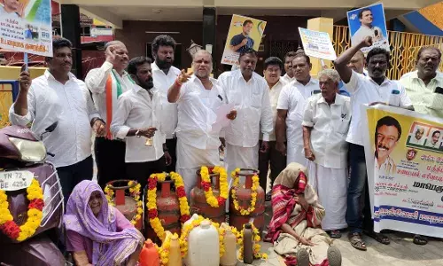 நெல்லை: பெட்ரோல், டீசல் விலை உயர்வை கண்டித்து காங்கிரசார் போராட்டம்