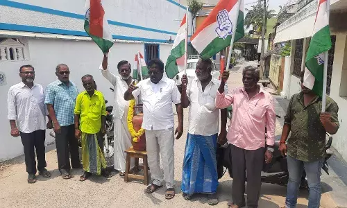 அரியலூரில் கியாஸ் சிலிண்டருக்கு மாலை அணிவித்து காங்கிரசார் ஆர்ப்பாட்டம்