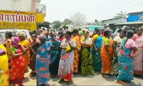 பவானி அருகே நூறுநாள் திட்டத்தில் வேலை வழங்க கோரி பெண்கள் சாலை மறியல்