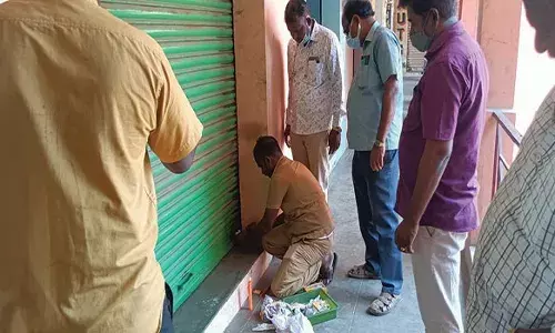 சோளிங்கர் நகராட்சியில் வரி கட்டாமல் இருந்த 3 கடைகளுக்கு சீல்