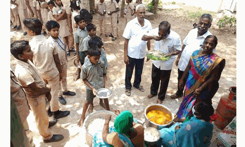 அரசம்பட்டு அரசு பள்ளியில் வட்டார கல்வி அலுவலர் சத்துணவு சாப்பிட்டு ஆய்வு