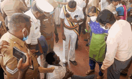 பாதை ஆக்கிரமிப்பை அகற்றக்கோரி மாற்றுத்திறனாளி தீக்குளிக்க முயற்சி