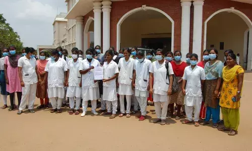 தஞ்சை மருத்துவக்கல்லூரி மருத்துவமனை தற்காலிக செவிலியர்கள் பணி நீட்டிப்பு மனு