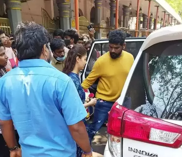 சென்னை கபாலீஸ்வரர் கோயிலில் நடிகை நயன்தாரா-விக்னேஷ் சிவன் சாமி தரிசனம் சென்னை கபாலீஸ்வரர் கோயிலில் நடிகை நயன்தாரா-விக்னேஷ் சிவன் சாமி தரிசனம்