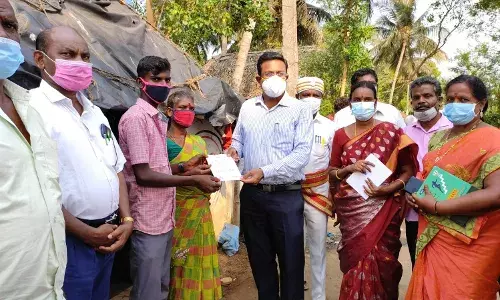 இருளர் இன மாணவ-மாணவிகளுக்கு சாதி சான்றிதழ்:  கலெக்டர் வழங்கினார்