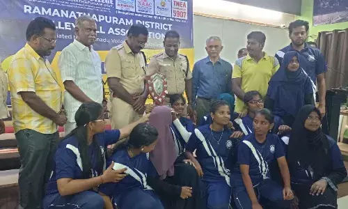கீழக்கரையில் மாவட்ட அளவிலான வாலிபால் போட்டி கீழக்கரையில் மாவட்ட அளவிலான வாலிபால் போட்டி