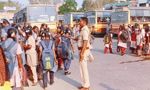காரியாபட்டியில் பள்ளி மாணவ, மாணவிகளுக்கு போலீஸார் அறிவுரை