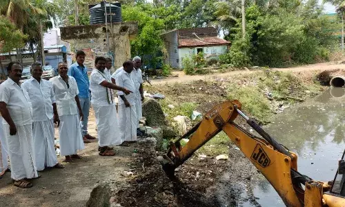 சுரண்டை செண்பகம் கால்வாயில் பாலம் அமைக்கும் பணி: எம்எல்ஏ துவக்கி வைப்பு
