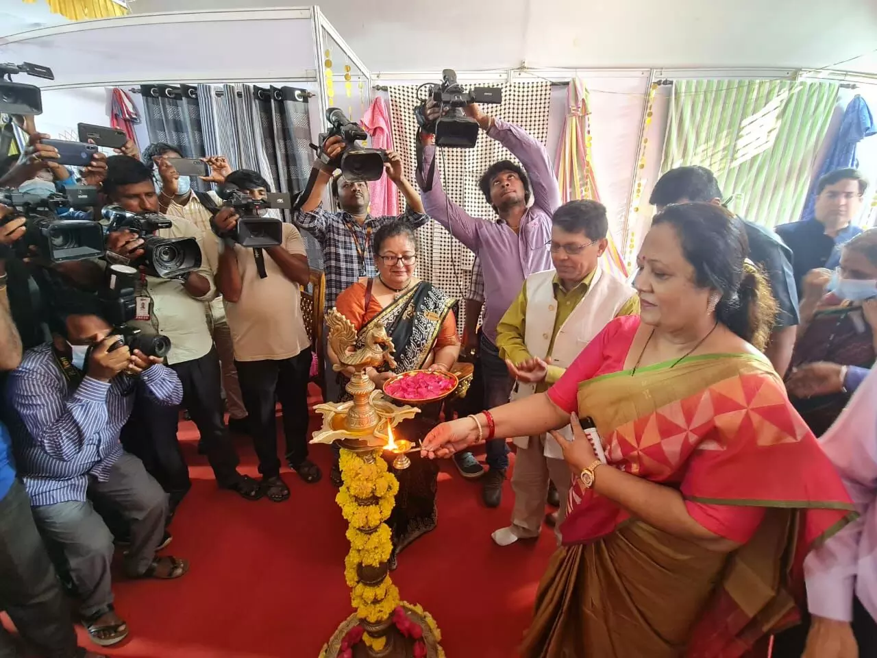 சென்னையில் உள்ள நெசவாளர்கள் சேவை மையத்தை மத்திய இணை அமைச்சர் பார்வையிட்டார் சென்னையில் உள்ள நெசவாளர்கள் சேவை மையத்தை மத்திய இணை அமைச்சர் பார்வையிட்டார்