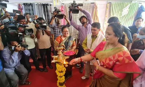 சென்னையில் உள்ள நெசவாளர்கள் சேவை மையத்தை மத்திய இணை அமைச்சர் பார்வையிட்டார்