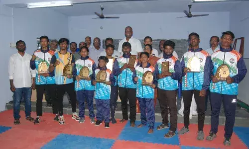 செங்கோட்டையில் குத்துச்சண்டை போட்டியில் வெற்றி பெற்றவர்களுக்கு பாராட்டு