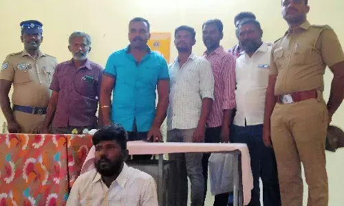 ஒரு வருடத்திற்கு மேலாக போலீசாருக்கு டிமிக்கி கொடுத்து வந்த பிரபல கொள்ளையன் கைது ஒரு வருடத்திற்கு மேலாக போலீசாருக்கு டிமிக்கி கொடுத்து வந்த பிரபல கொள்ளையன் கைது
