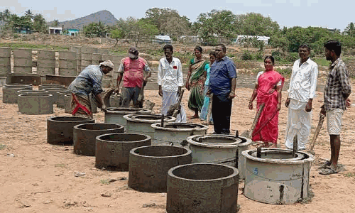 தனிநபர் உறிஞ்சு குழி அமைக்கும் பணிகளை வட்டார வளர்ச்சி அதிகாரி ஆய்வு
