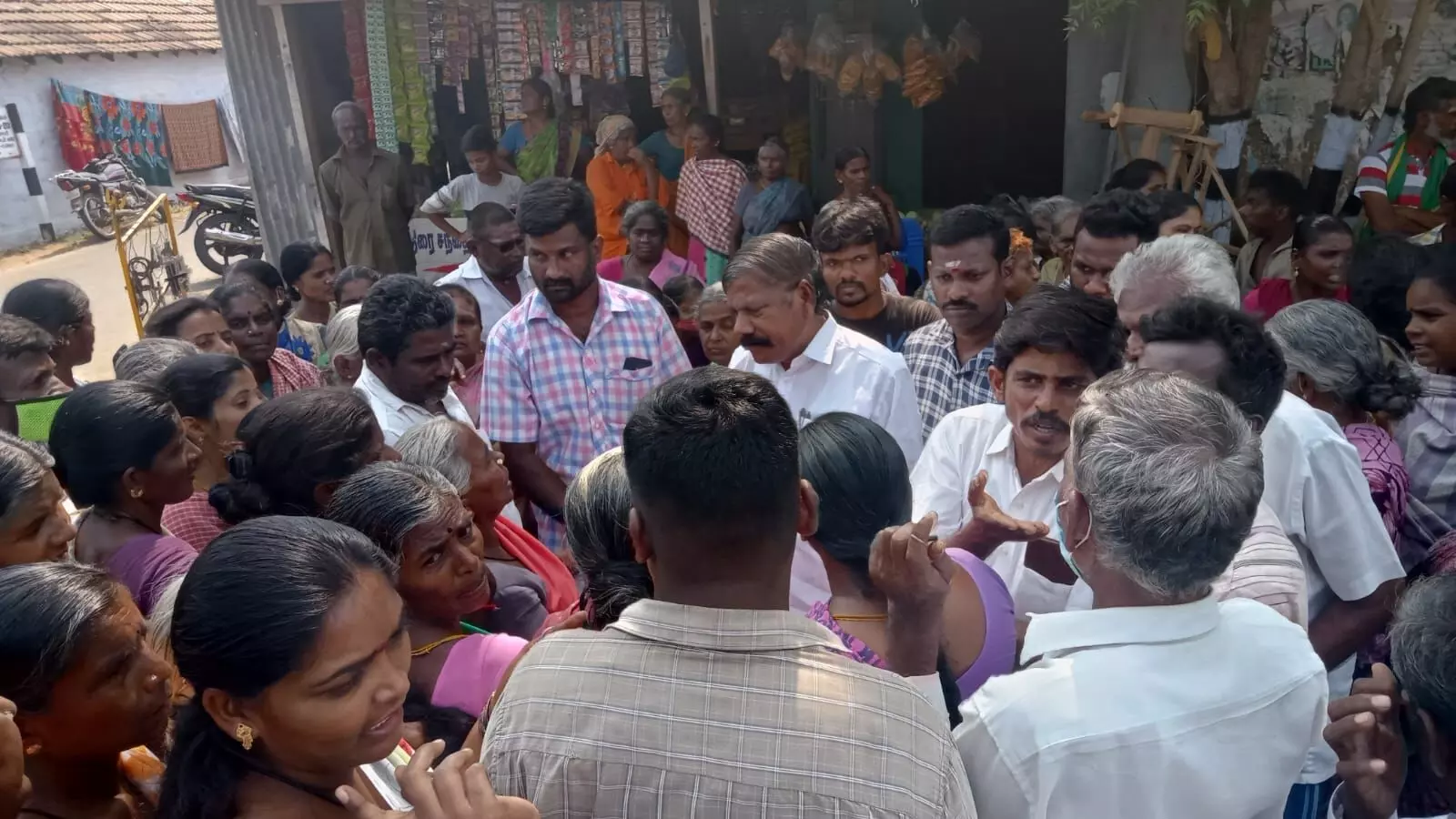 அந்தியூர் அருகே குடிநீர் கேட்டு, காலி குடங்களுடன் பெண்கள் சாலை மறியல் அந்தியூர் அருகே குடிநீர் கேட்டு, காலி குடங்களுடன் பெண்கள் சாலை மறியல்