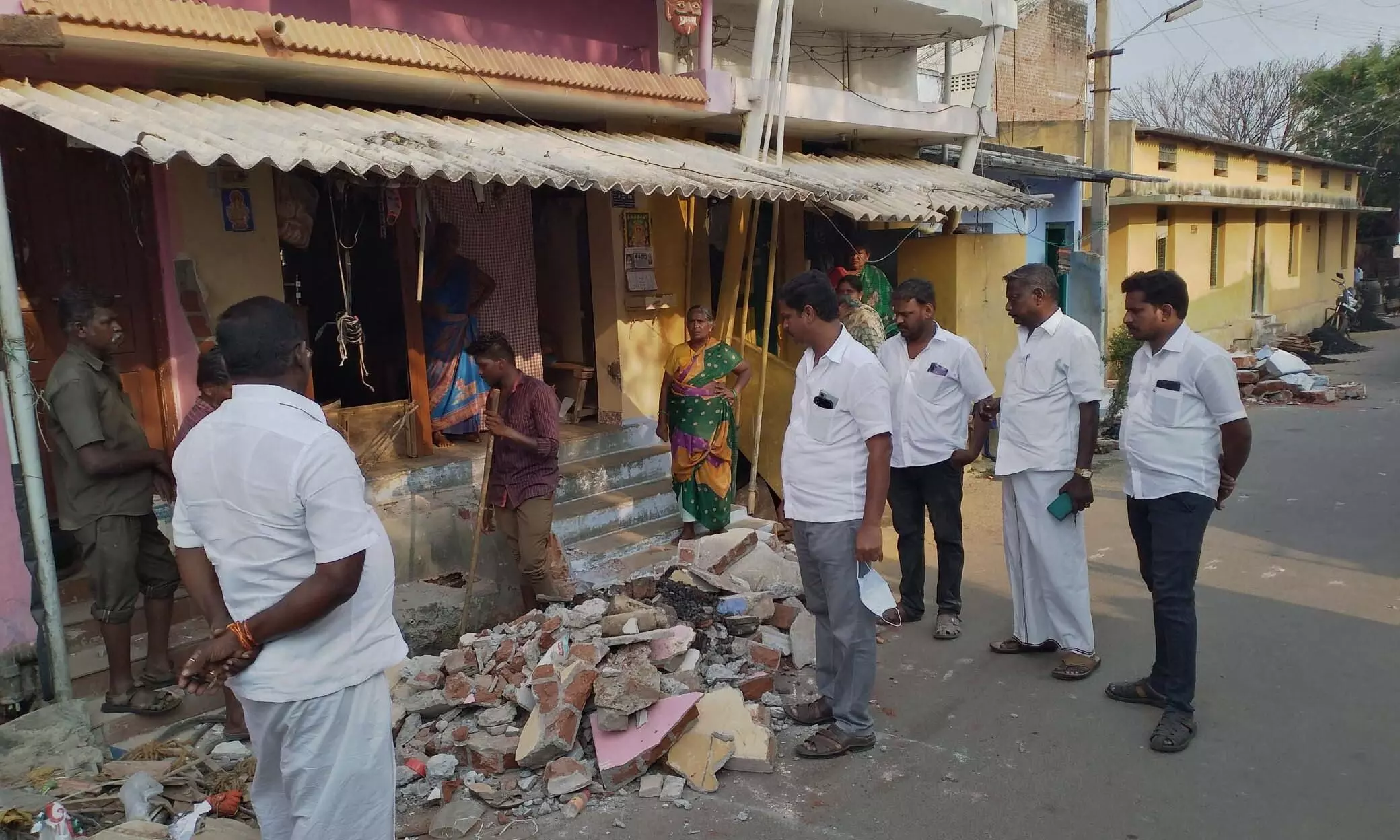 குமாரபாளையத்தில் முன்னறிவிப்பின்றி ஆக்கிரமிப்புகள் அகற்றம்: பொதுமக்கள் எதிர்ப்பு குமாரபாளையத்தில் முன்னறிவிப்பின்றி ஆக்கிரமிப்புகள் அகற்றம்: பொதுமக்கள் எதிர்ப்பு