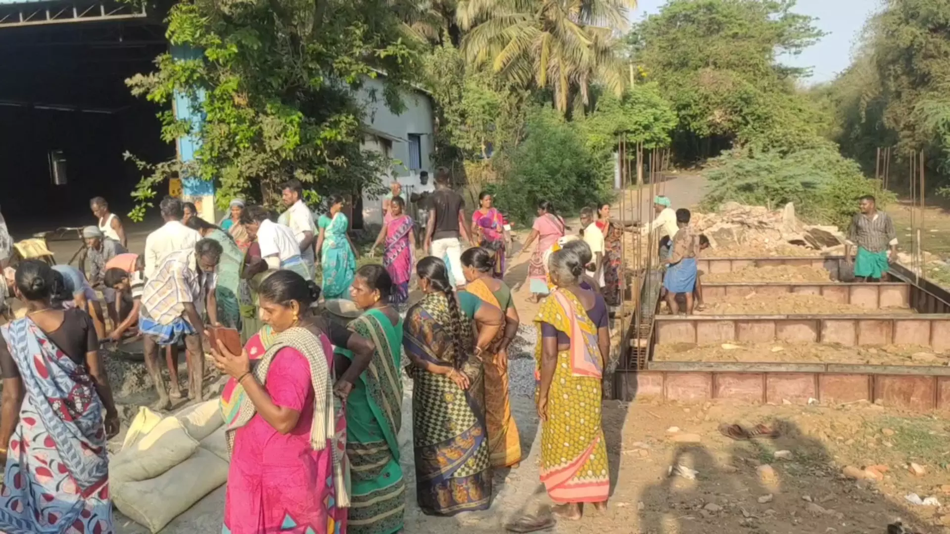 ஈமக்கிரியை மண்டப கட்டுமானப் பணியை கிராம மக்களே தொடங்கியதால் பரபரப்பு ஈமக்கிரியை மண்டப கட்டுமானப் பணியை கிராம மக்களே தொடங்கியதால் பரபரப்பு