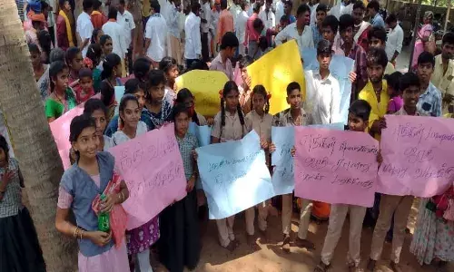 சாதி சான்றிதழ் கேட்டு கடலூர் சார் ஆட்சியர் அலுவலகத்தில் ஆர்ப்பாட்டம்