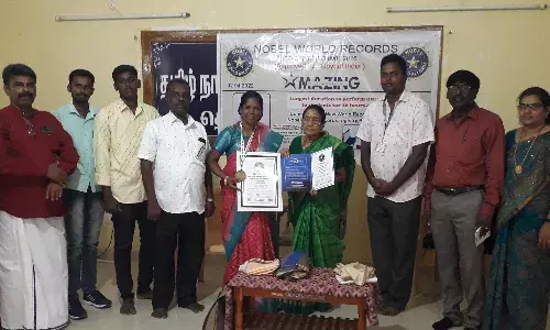 உலக சாதனை புத்தகத்தில் இடம் பிடித்த அரசு பள்ளி ஆசிரியைக்கு பாராட்டு விழா