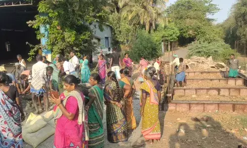 ஈமக்கிரியை மண்டப கட்டுமானப் பணியை கிராம மக்களே தொடங்கியதால் பரபரப்பு